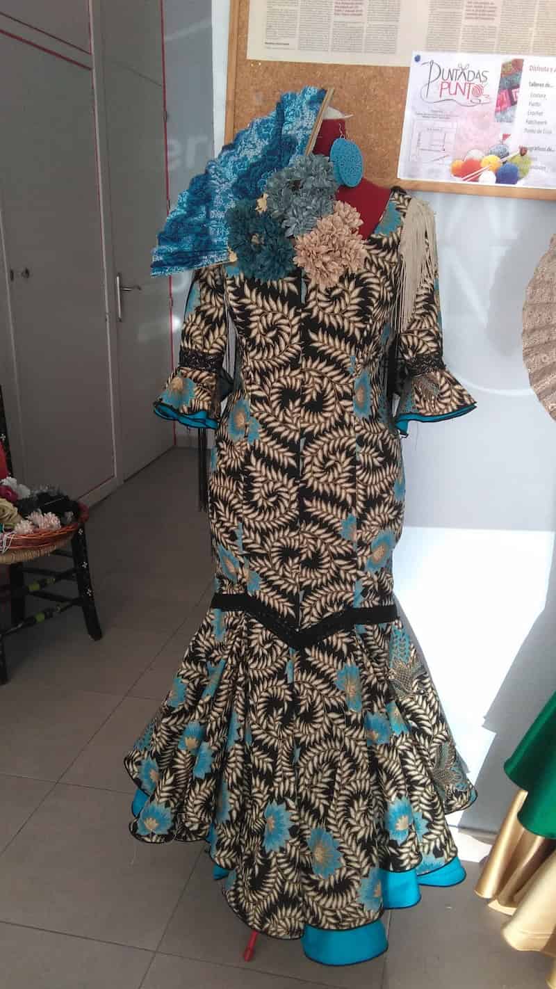 Traje de flamenca estampado negro y turquesa con volantes